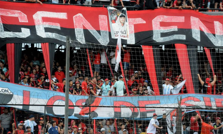 Los hinchas de Colón en el estadio Brigadier López. Los hinchas de Colón en el estadio Brigadier López.