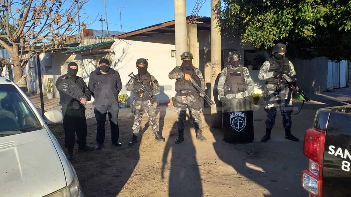 Personal de la Comisaría Primera de Esperanza con el apoyo del G.O.T allanaron una vivienda del barrio Coronel Dorrego