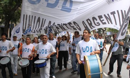 Los gremios docentes de la CGT analizan profundizar las medidas de fuerza después del paro general del 10 de abril. Los gremios docentes de la CGT analizan profundizar las medidas de fuerza después del paro general del 10 de abril.