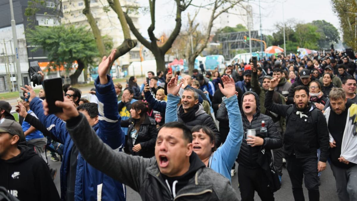 Miles de fanáticos despiden al Indio Solari en Avellaneda.