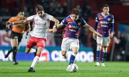 Julián Palacios disputando la pelota frente al Pipa Lescano. Julián Palacios disputando la pelota frente al Pipa Lescano.