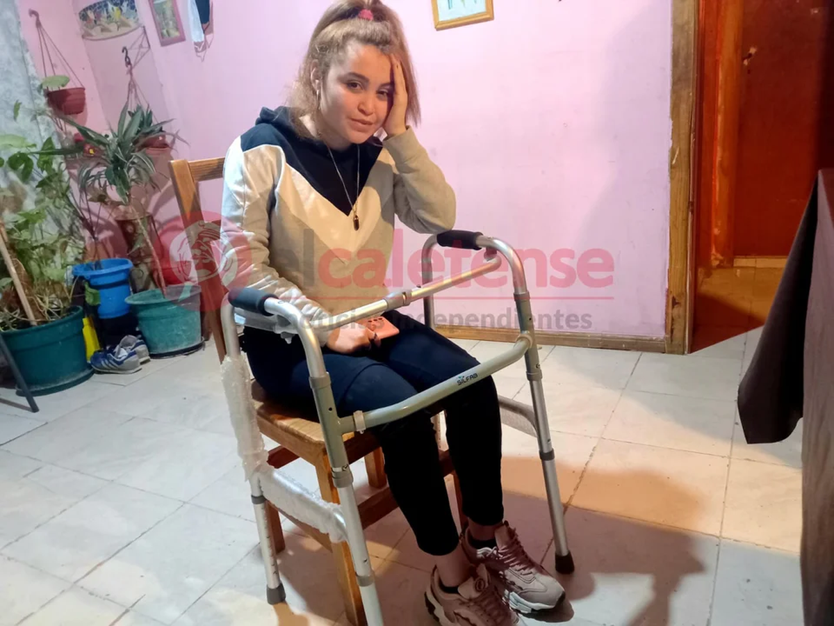 Ahora Perla debe usar un andador para poder movilizarse a raíz de las mordeduras en las piernas. Foto: El Caletense.