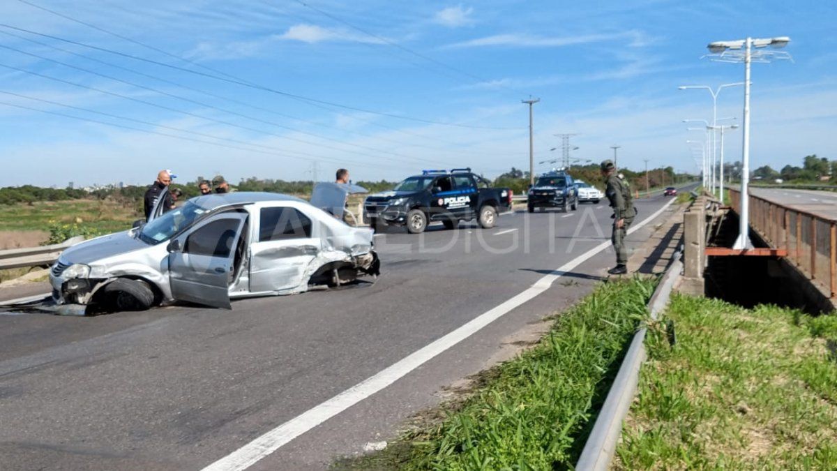 El Renault Logan chocó contra las barreras de contención y quedó muy dañado