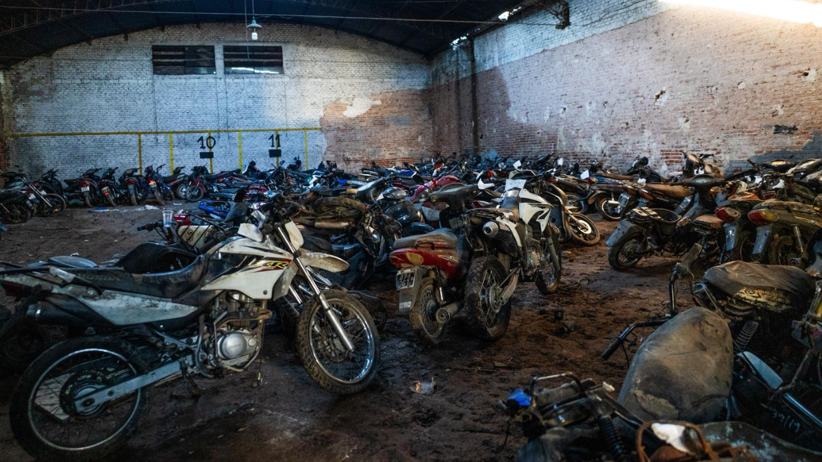 Se retiraron 450 vehículos abandonados en comisarías de la ciudad de Santa Fe. Se retiraron 450 vehículos abandonados en comisarías de la ciudad de Santa Fe.