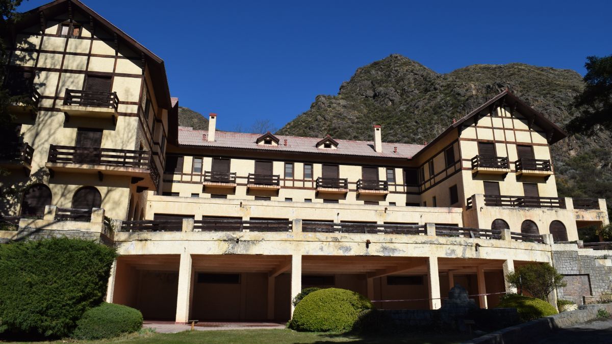 En su época dorada, el Gran Hotel Villavicencio fue elegido como uno de los destinos principales para la élite argentina. En su época dorada, el Gran Hotel Villavicencio fue elegido como uno de los destinos principales para la élite argentina.