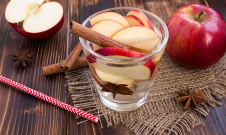 Agua detox de manzana y canela. Agua detox de manzana y canela.