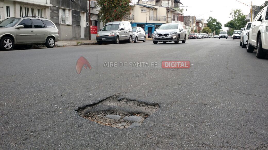 Un hombre accidentado por un bache