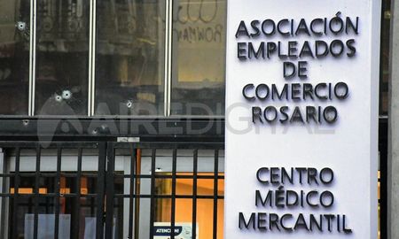 El frente del edificio quedó con múltiples agujeros producto de la balacera. El frente del edificio quedó con múltiples agujeros producto de la balacera.