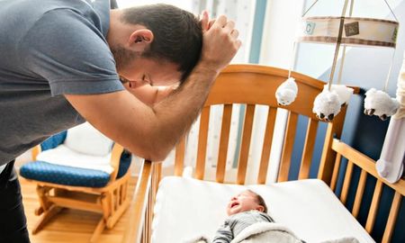 Qué recomiendan los expertos ante un caso de depresión posparto en el padre