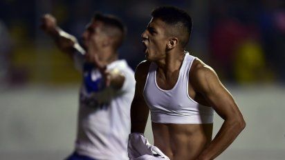 Copa Sudamericana: Vélez marcó en tiempo de descuento y superó a Peñarol por gol de visitante