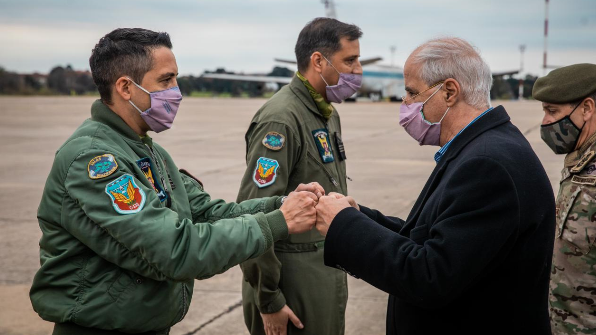 El ministro de Defensa saludó a los Cascos Blancos antes de su partida a Haití.