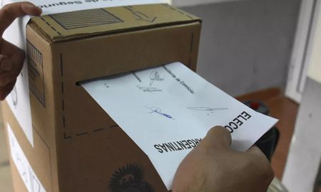 La directora Nacional Electoral, Diana Quiodo, aclaró la duda al señalar que es absolutamente falso que se declaren nulos los votos cuyos sobres se cierren con saliva.