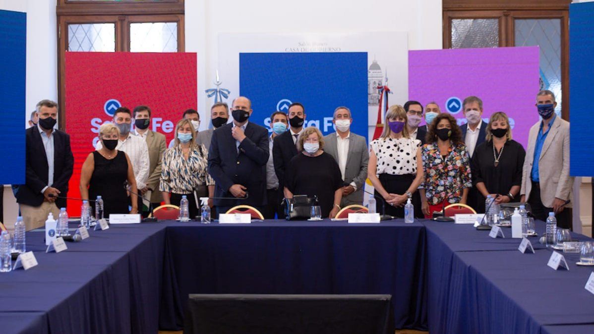 El gobernador Omar Perotti jutno a las autoridades de gobierno y los intendentes de Santa Fe