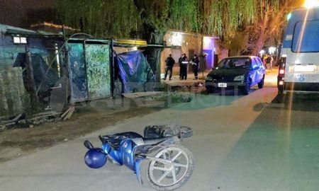 Un hombre fue hallado tendido en el piso con heridas de bala y al lado de una moto en calle Manantiales al 3700 en barrio Triángulo. Un hombre fue hallado tendido en el piso con heridas de bala y al lado de una moto en calle Manantiales al 3700 en barrio Triángulo.