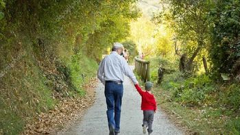 Un hombre deberá borrar todas las fotos con su nieto que publicó en redes sociales, por un reclamo de su nuera
