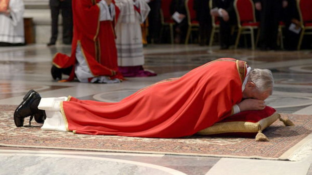 El papa Francisco presidió este Viernes Santo la celebración de la Pasión del Señor en la Basílica de San Pedro con la participaron de unos 200 fieles