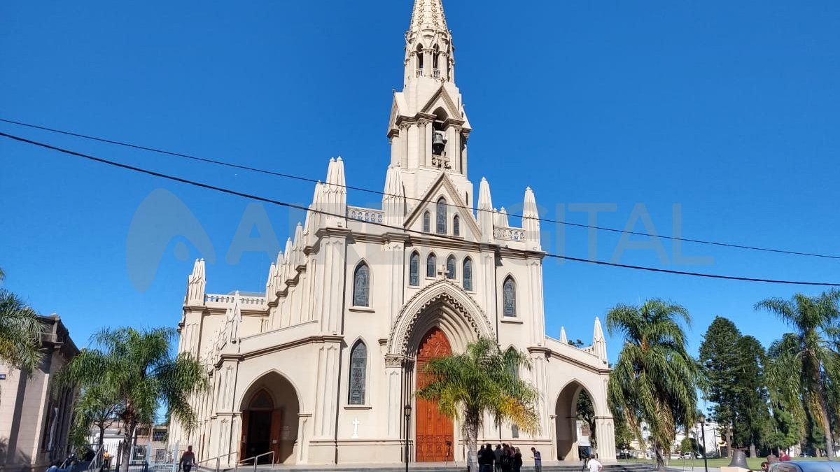 Los horarios tanto para los días sábado y domingo son 7:30, 9:00, 10:30, 12:00, 15:00, 16:30, 18:00, 19:30 y 21:00 horas, las mismas durarán aproximadamente 1 hora, procediéndose a la desinfección del lugar posteriormente y antes del inicio del próximo turno.