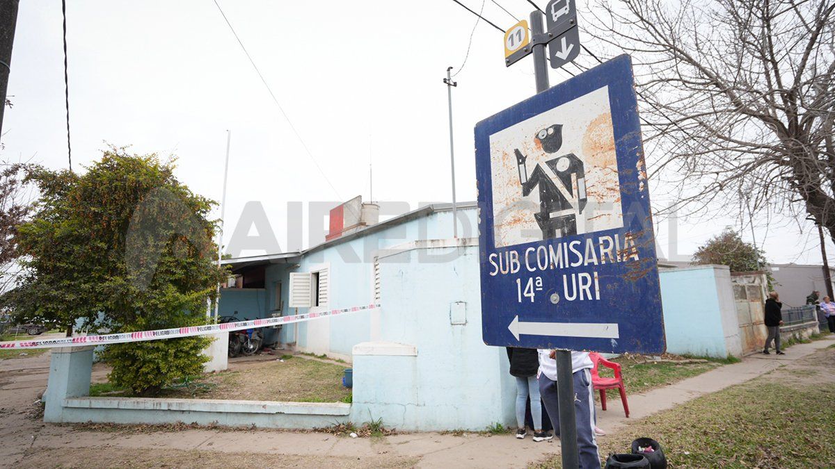 La dependencia policial se encuentra en el norte de la ciudad de Santa Fe y originalmente el inmueble era una casa de un plan de viviendas.