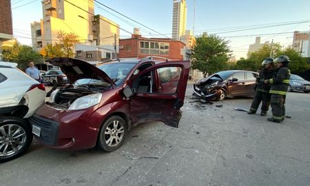 La mujer que iba en la camioneta marca Fiat debió ser trasladada al Hospital Cullen debido a un golpe en la cabeza sufrido en el choque. La mujer que iba en la camioneta marca Fiat debió ser trasladada al Hospital Cullen debido a un golpe en la cabeza sufrido en el choque.