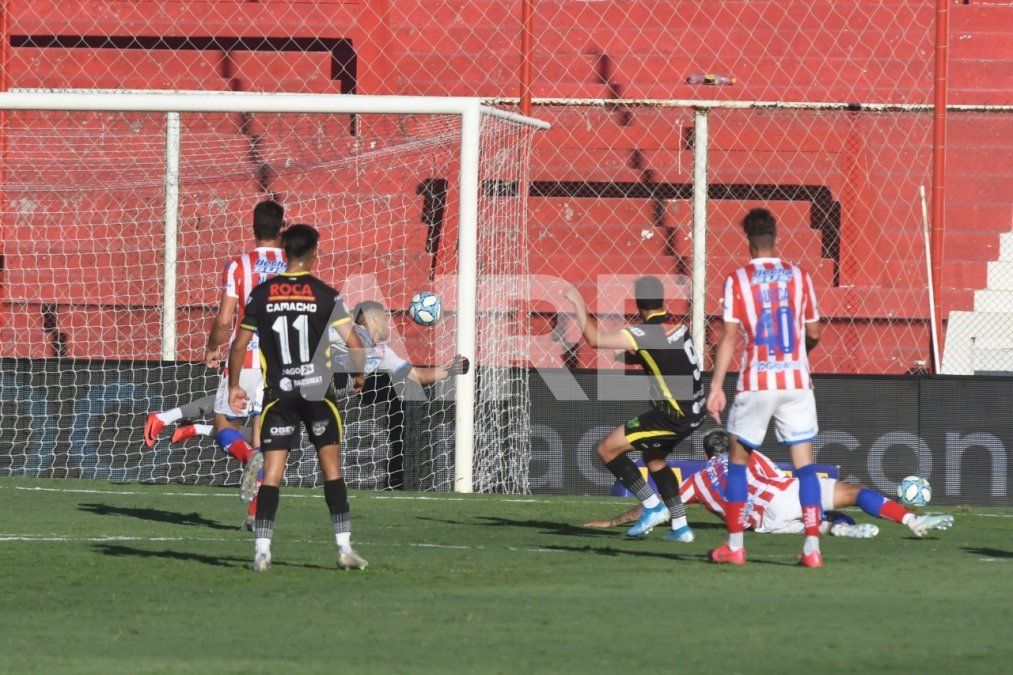 Miguel Merentiel terminó de la mejor manera una gran jugada colectiva de Defensa y Justicia y puso el 3-1 definitivo para el Halcón ante Unión.