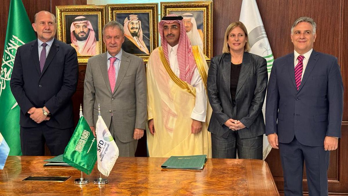 Forman parte de la delegación el gobernador electo de Córdoba, Martín Llaryora, y la futura vicegobernadora santafesina, Gisela Scaglia. Forman parte de la delegación el gobernador electo de Córdoba, Martín Llaryora, y la futura vicegobernadora santafesina, Gisela Scaglia.