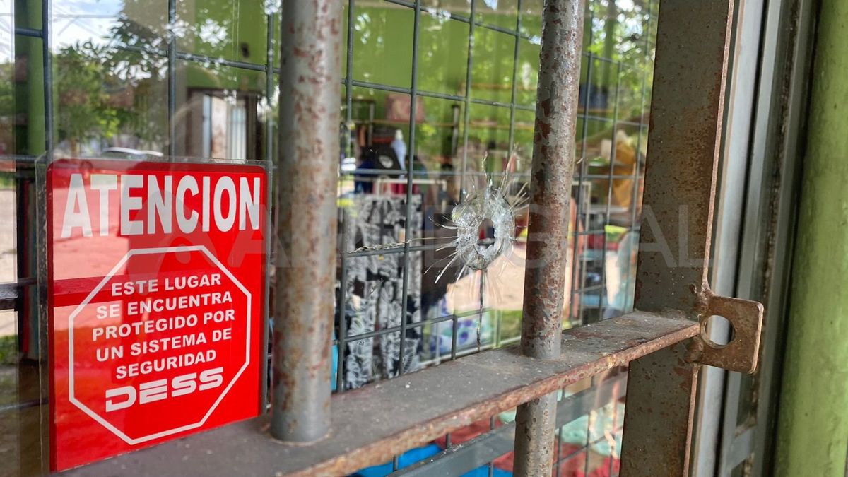 Uno de los disparos que impactó en el frente de un local comercial. Uno de los disparos que impactó en el frente de un local comercial.