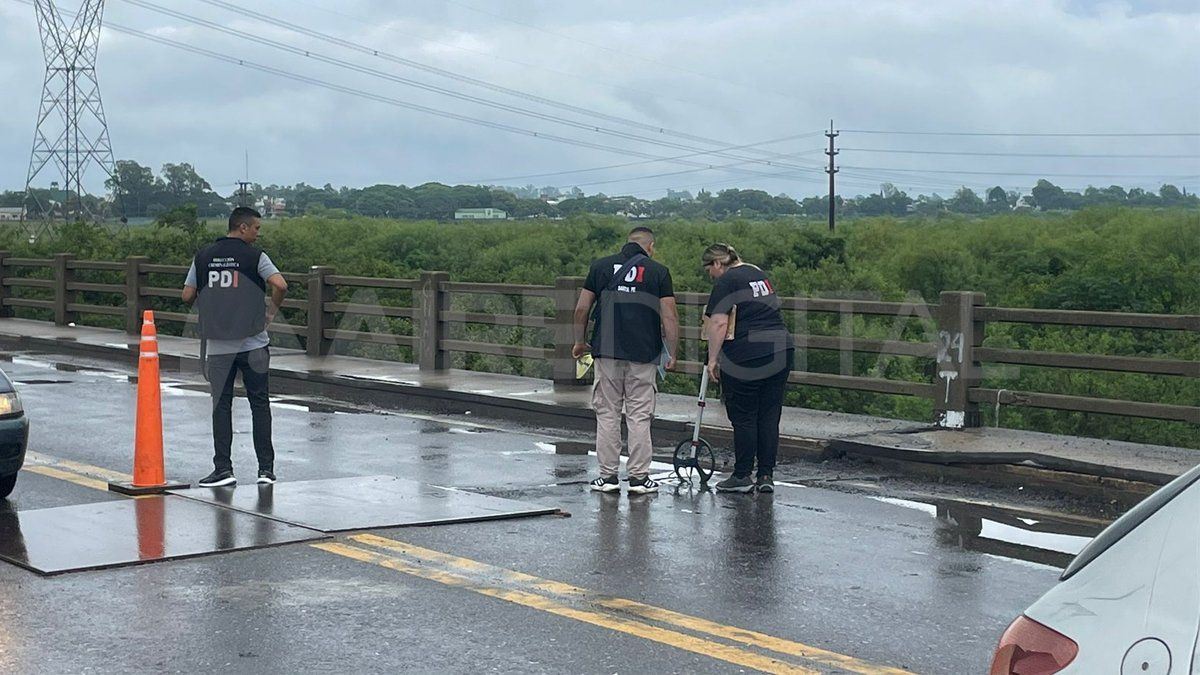 Peritos de la PDI realizaron mediciones en una hondonada del asfalto donde el motociclista podría haber perdido el equilibrio. Peritos de la PDI realizaron mediciones en una hondonada del asfalto donde el motociclista podría haber perdido el equilibrio.