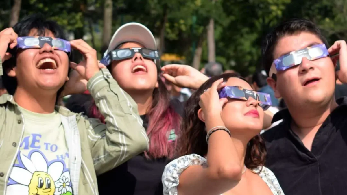 Será mejor cubrirse los ojos con lentes certificados con la norma internacional ISO 12312-2, o cámaras de fotos, filtrantes en rayos UVB y UVA. Será mejor cubrirse los ojos con lentes certificados con la norma internacional ISO 12312-2, o cámaras de fotos, filtrantes en rayos UVB y UVA.