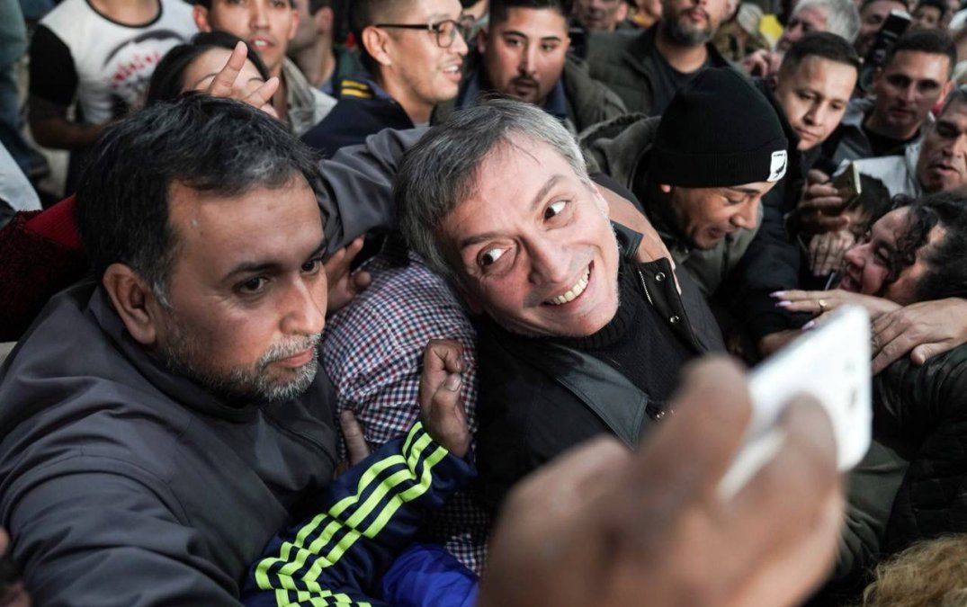 Máximo Kirchner se saca una selfie con un asistente al acto del PJ bonaerense.