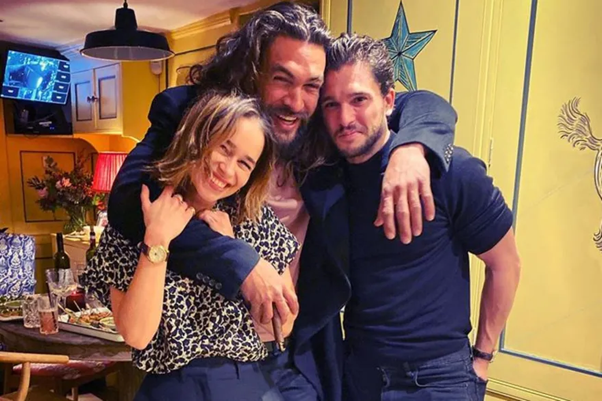 Emilia Clarke, Jason Momoa y Kit Harington en el set de Game of Thrones