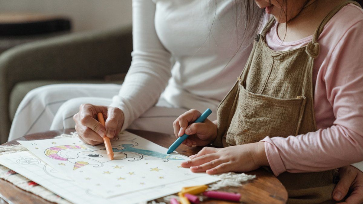 Entre las personas que realizan trabajo no remunerado, las mujeres destinan 6:31 horas por día y los varones 3:40 horas a esas tareas.