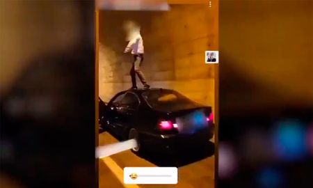 Un hombre se grabó bailando arriba de su auto en marcha con el fin de hacerse viral. Un hombre se grabó bailando arriba de su auto en marcha con el fin de hacerse viral.