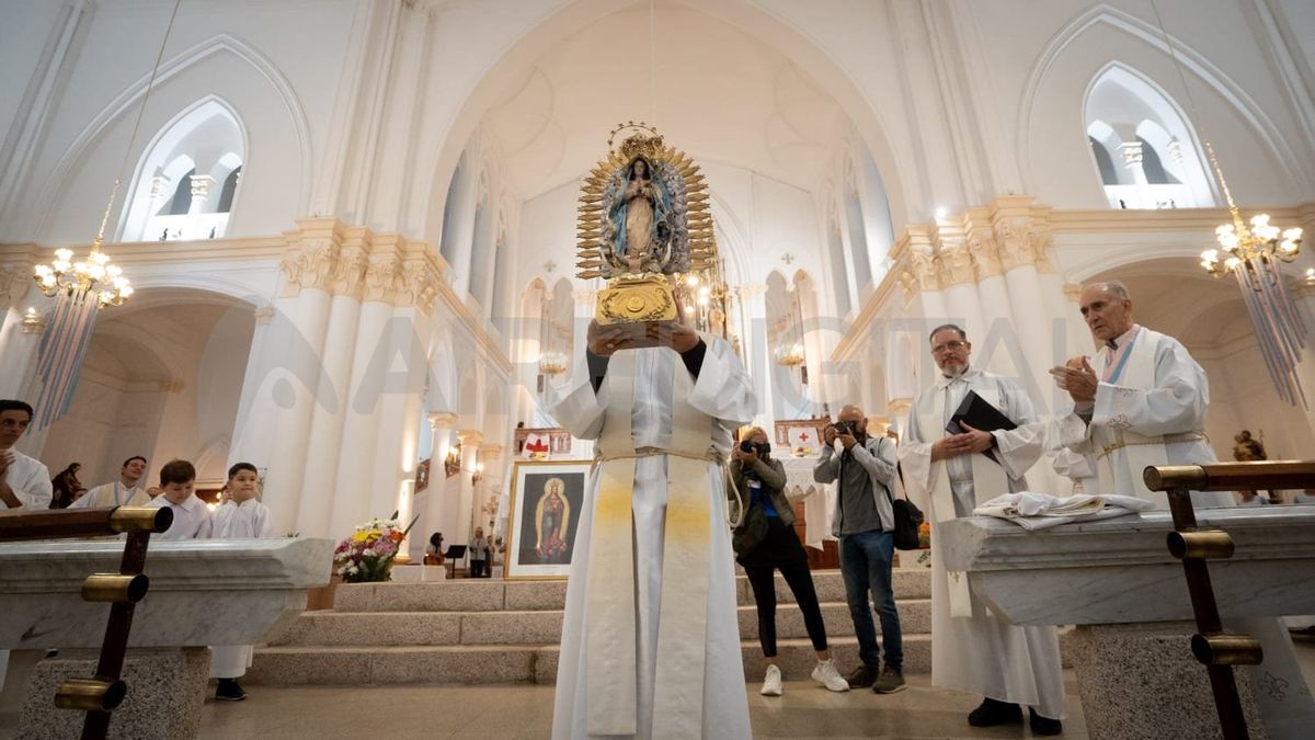 El momento en el que bajan la imagen original de la Virgen de Guadalupe en el interior de la Basílica.