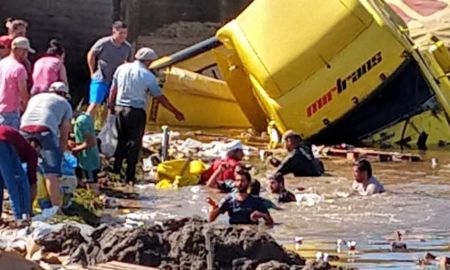 Cayó un camión con 6.000 cervezas a un arroyo y los vecinos se metieron al agua a “rescatarlas”