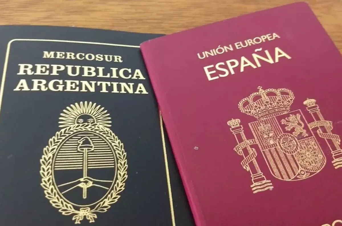 La Ley de Nietos que facilita la adquisición de la nacionalidad española a descendientes que formaron parte del exilio durante el franquismo.
