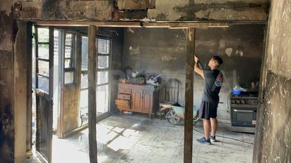 La casa incendiada en barrio Los Flores tiene peligro de derrumbe y la familia busca otra para alquilar