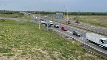 Denuncian que tiran adoquines desde un acoplado para provocar accidentes y robar sobre la autopista