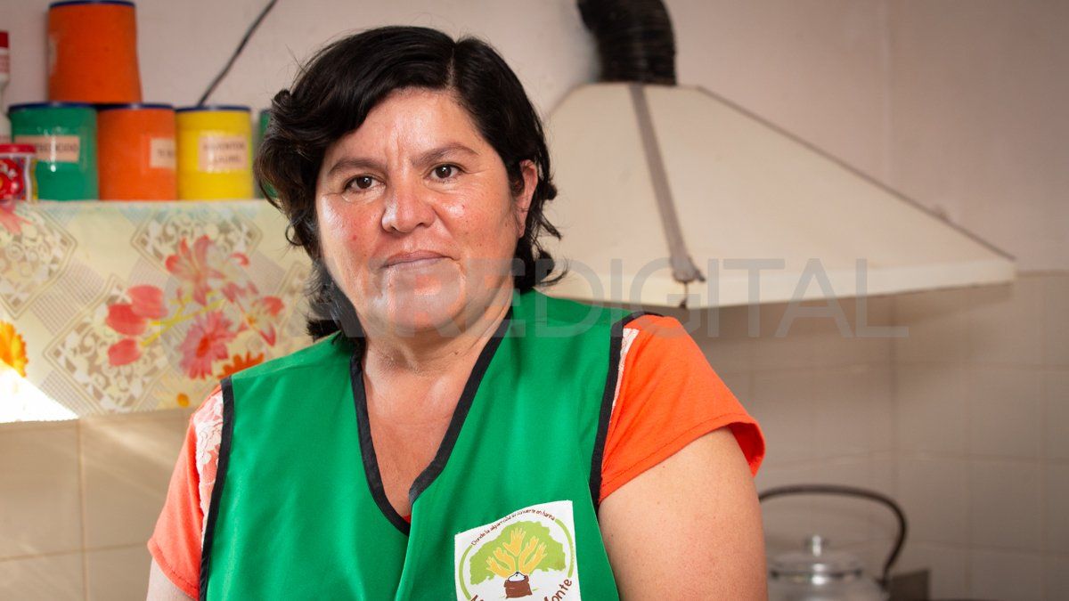 Laura Liliana Vivas sueña con comprarse una motito para repartir los alfajores por toda la zona.