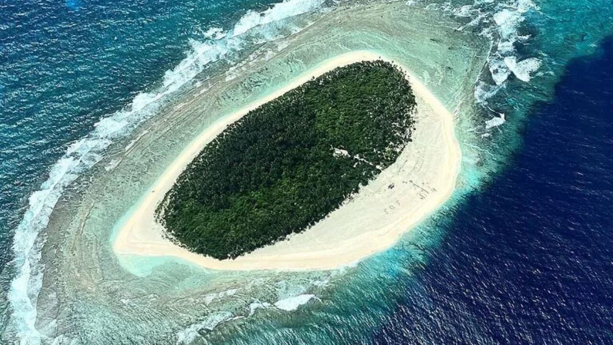 La isla Pikelot, un pequeño punto en el vasto Océano Pacífico. La isla Pikelot, un pequeño punto en el vasto Océano Pacífico.