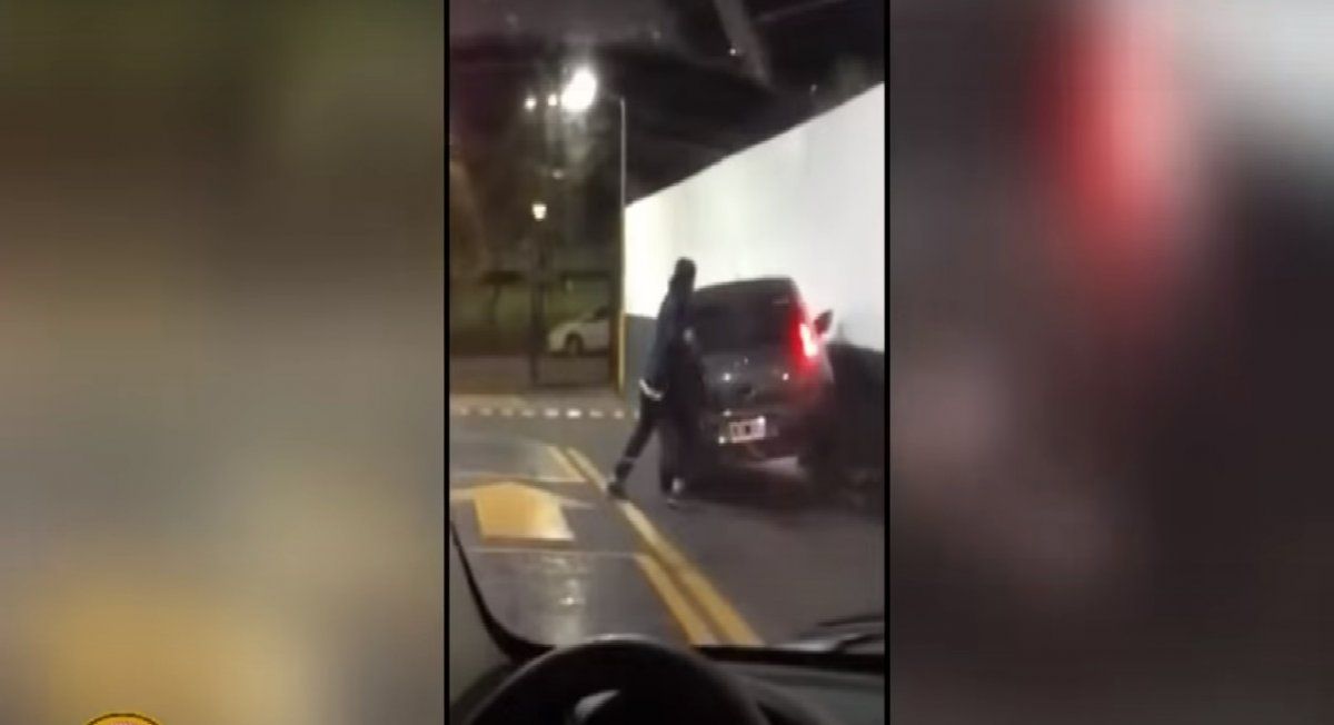 Video: fue a comer hamburguesas, casi atropella a alguien a propósito y terminó escapando