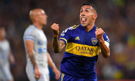 El Apache es uno de los jugadores más queridos del Timao, donde jugó dos temporadas antes de partir a Europa para unirse al West Ham. El Apache es uno de los jugadores más queridos del Timao, donde jugó dos temporadas antes de partir a Europa para unirse al West Ham.