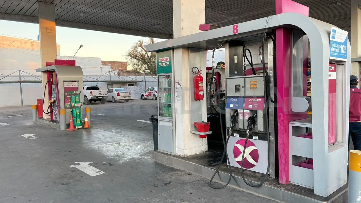 Un hombre esperaba para cargar nafta en una estación de servicio ubicada en la avenida 7 de Marzo en Santo Tomé y fue asaltado por motochorros armados que le sustrajeron el vehículo.