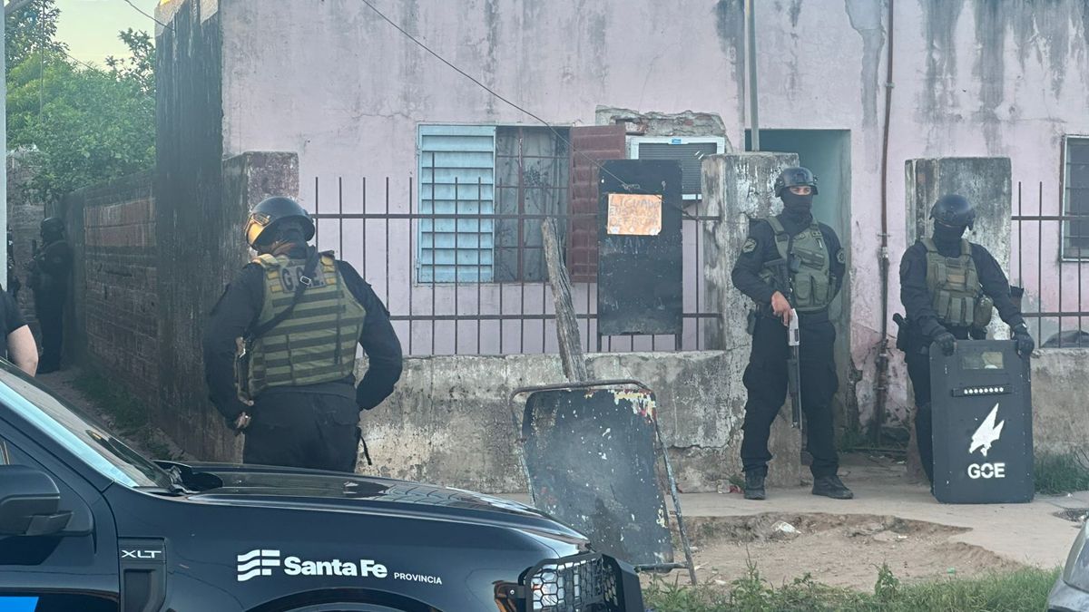 De acuerdo a lo informado por el M&oacute;vil de AIRE, al menos ocho patrulleros se encuentran apostados en el &aacute;rea, adem&aacute;s de numeroso personal policial que participa del operativo.