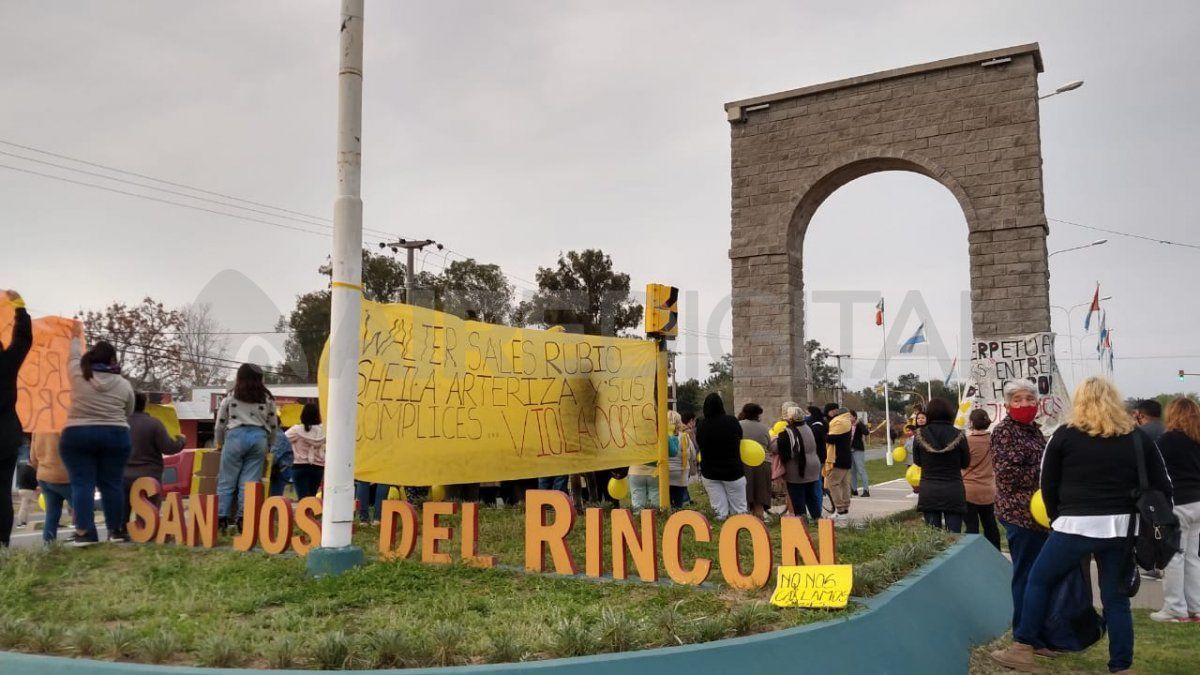 Un grupo de manifestantes acompañó la convocatoria de Pañuelos Amarillos por las víctimas de abuso sexual.&nbsp;