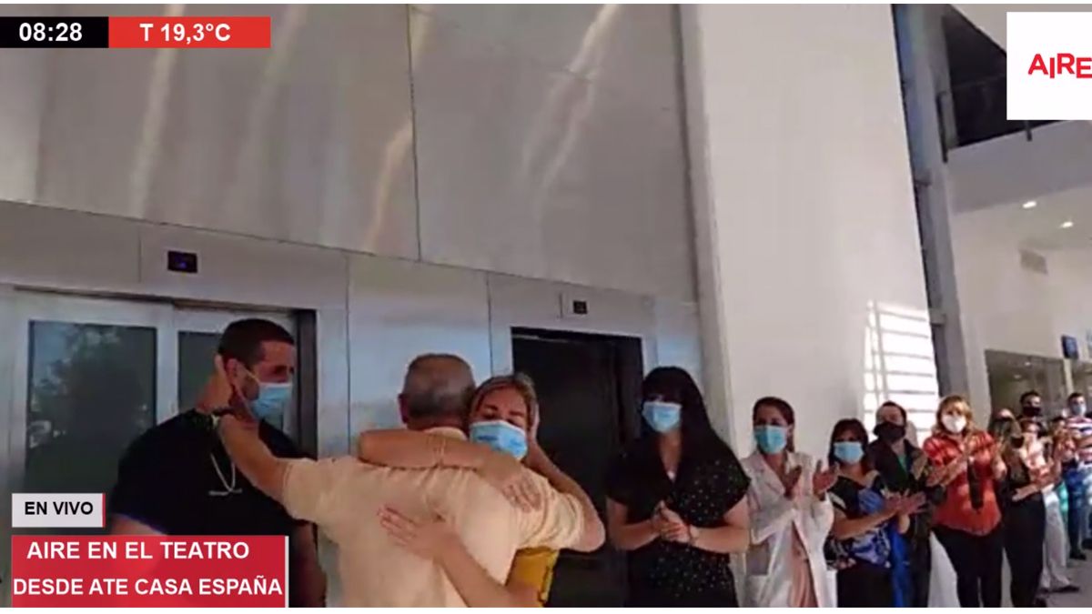 Aire de Santa Fe cubrió en exclusiva la sorpresa del personal de salud del Iturraspe a su director en su reincorporación al trabajo tras superar el coronavirus. 