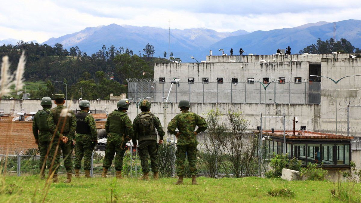 Al menos 13 muertos en un enfrentamiento en una cárcel de Ecuador