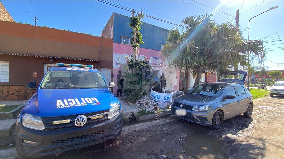 Policías en el procedimiento en donde se secuestraron estupefacientes. Policías en el procedimiento en donde se secuestraron estupefacientes.