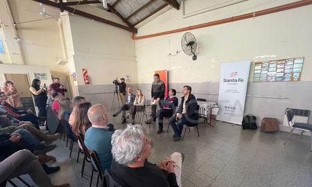 Junto a funcionarios provinciales y municipales, el ministro Pablo Cococcioni anunció la creación de tres estaciones policales en la ciudad de Santa Fe. Junto a funcionarios provinciales y municipales, el ministro Pablo Cococcioni anunció la creación de tres estaciones policales en la ciudad de Santa Fe.