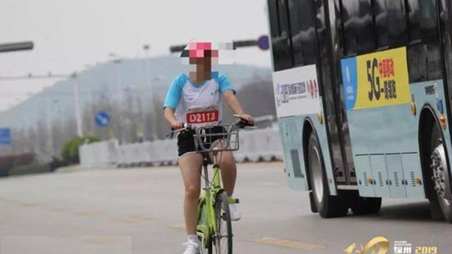 Suspensión de por vida a una atleta: la descubrieron usando bicicleta durante una maratón