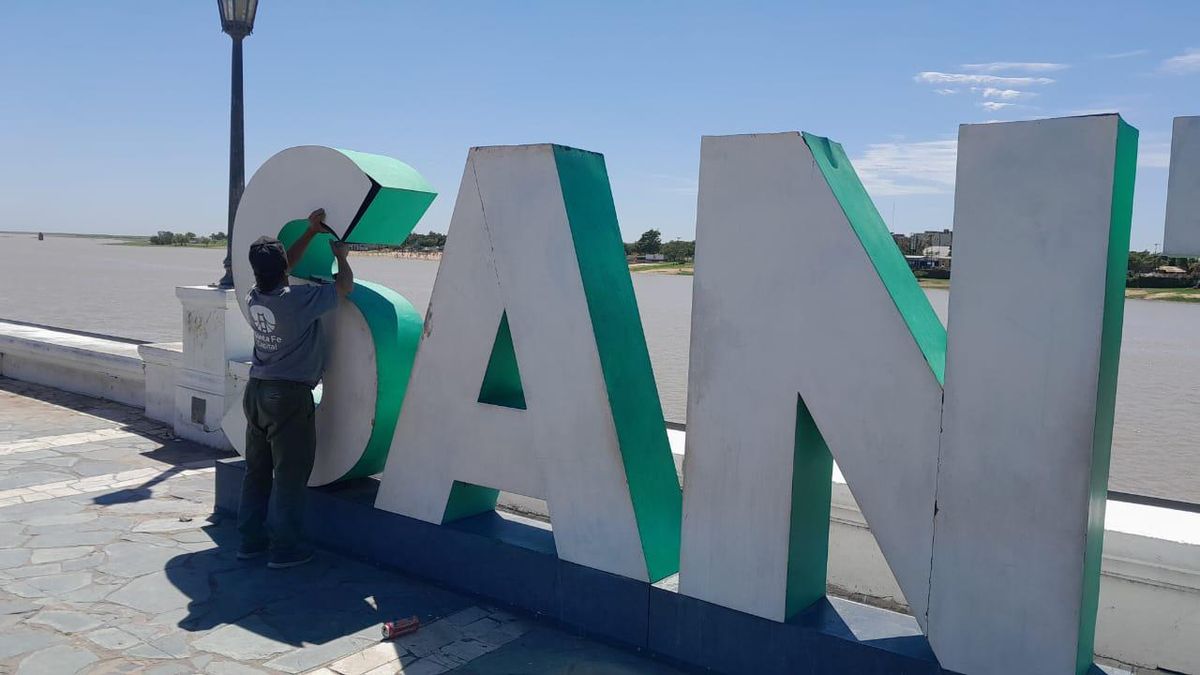 Personal de la Municipalidad constató los daños que sufrió el cartel con las letras corpóreas ubicado en la Costanera de Santa Fe.